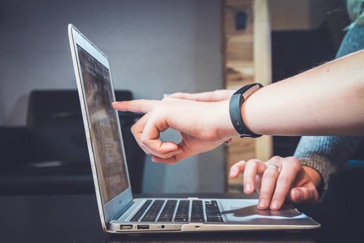 Equipe de tecnologia analisando dados e soluções digitais